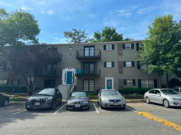 5911 Quantrell Ave APT 204, Alexandria, VA 22312
