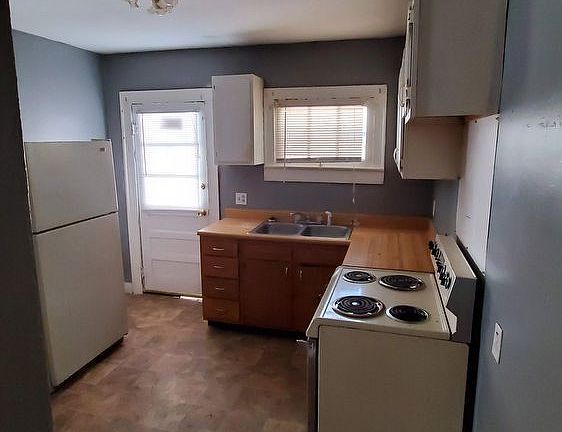 3rd image of 2827 N Denny St