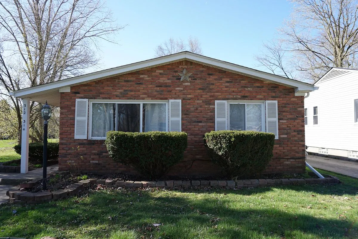 2 bed, 1.0 bath, 912 sqft, $1,400 — Photo 1