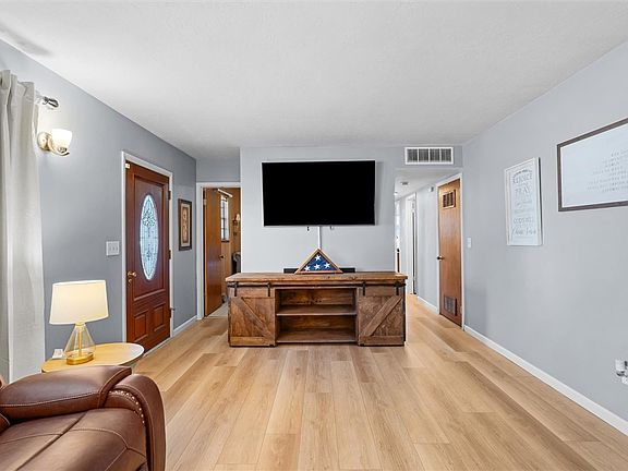 5th image of 401 Sanders Ave