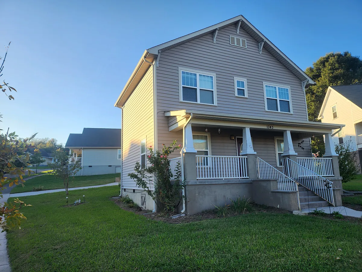 Building Photo - 1743 Moses Ave