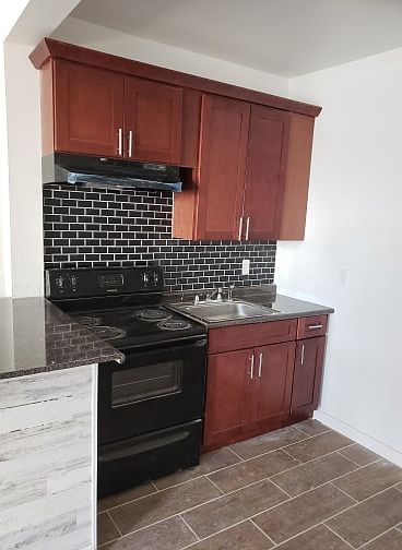 2nd image of 1552 Elm St APT 1
