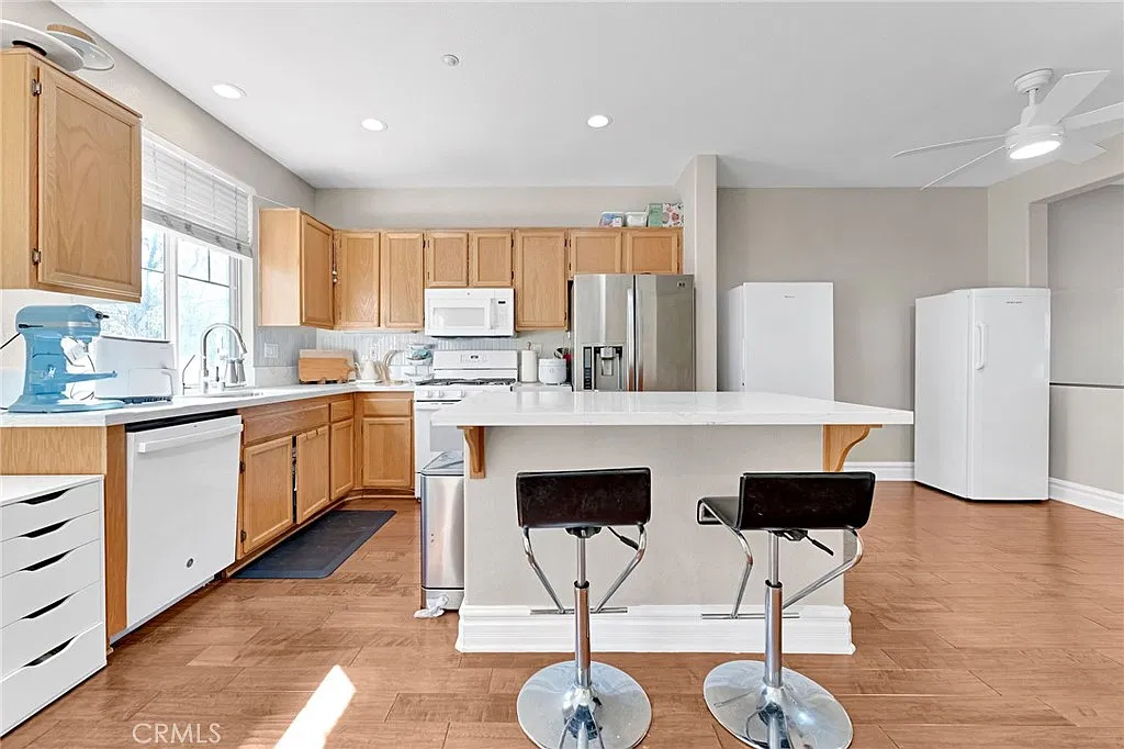 3 bed, 2.5 bath, 1513 sqft, $4,100 — Photo 2