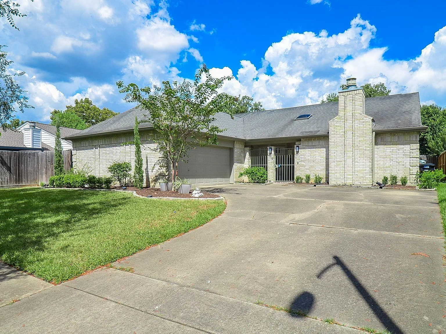 4 bed, 2.0 bath, 2257 sqft, $2,700 — Photo 2