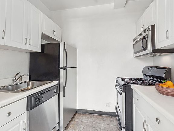 3rd image of 40 W 72nd St APT 115