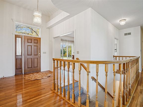 3rd image of 1919 Oak Knolls Ct SE