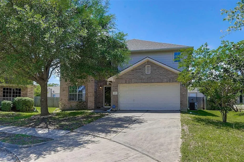 4 bed, 2.5 bath, 2840 sqft, $2,250 — Photo 1