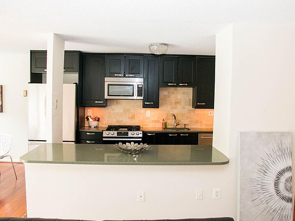 kitchen w/plenty of countertop space ...