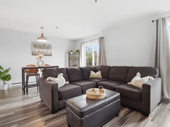 75 Collins Grv #215, Halifax, NS B2W 6B3