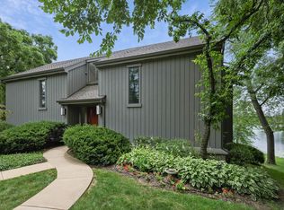 291 Deer Trail Ct APT B, Barrington, IL 60010