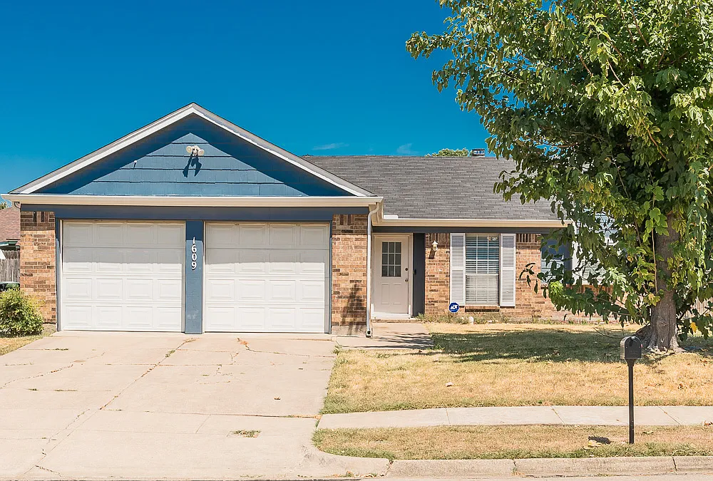 3 bed, 1305 sqft, $2,300 — Photo 1