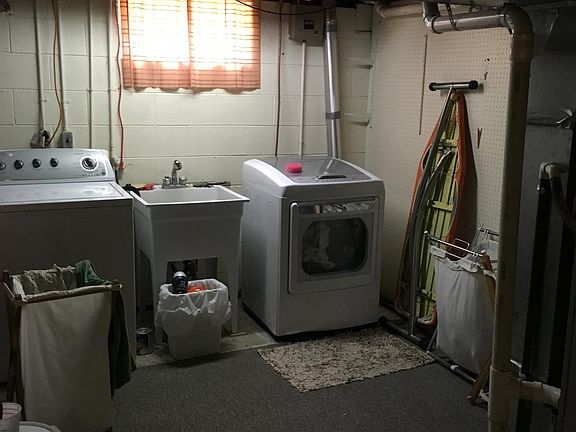 Laundry/utility room in basement