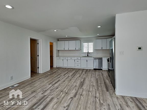 3rd image of 598 Chestnut St