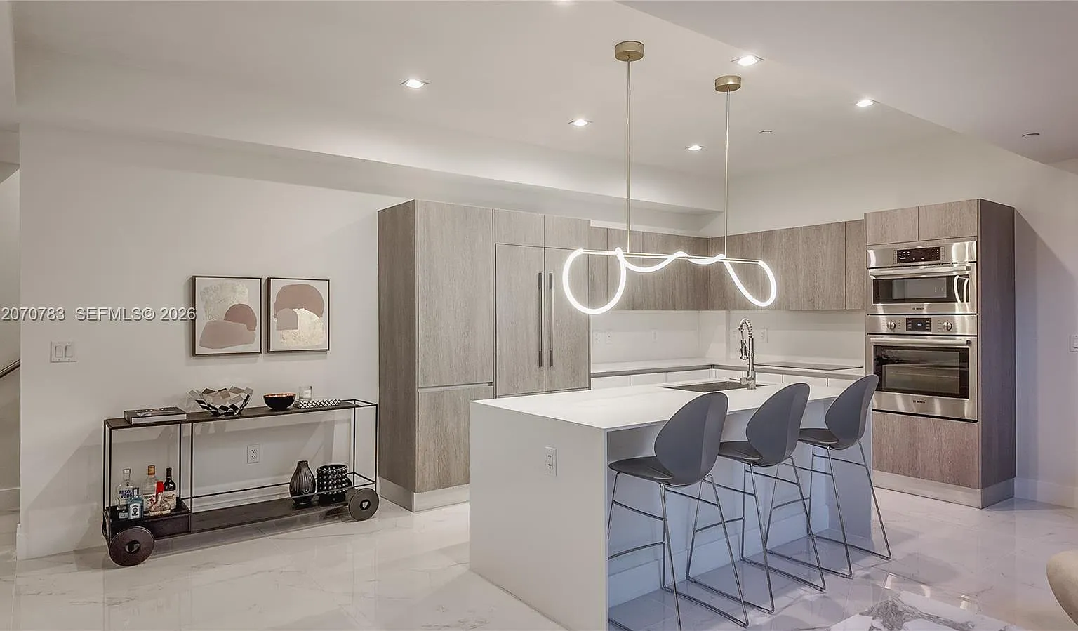 One Bay Condo — Photo 2