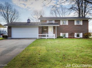 8350 Bay Dr NE, Rockford, MI 49341