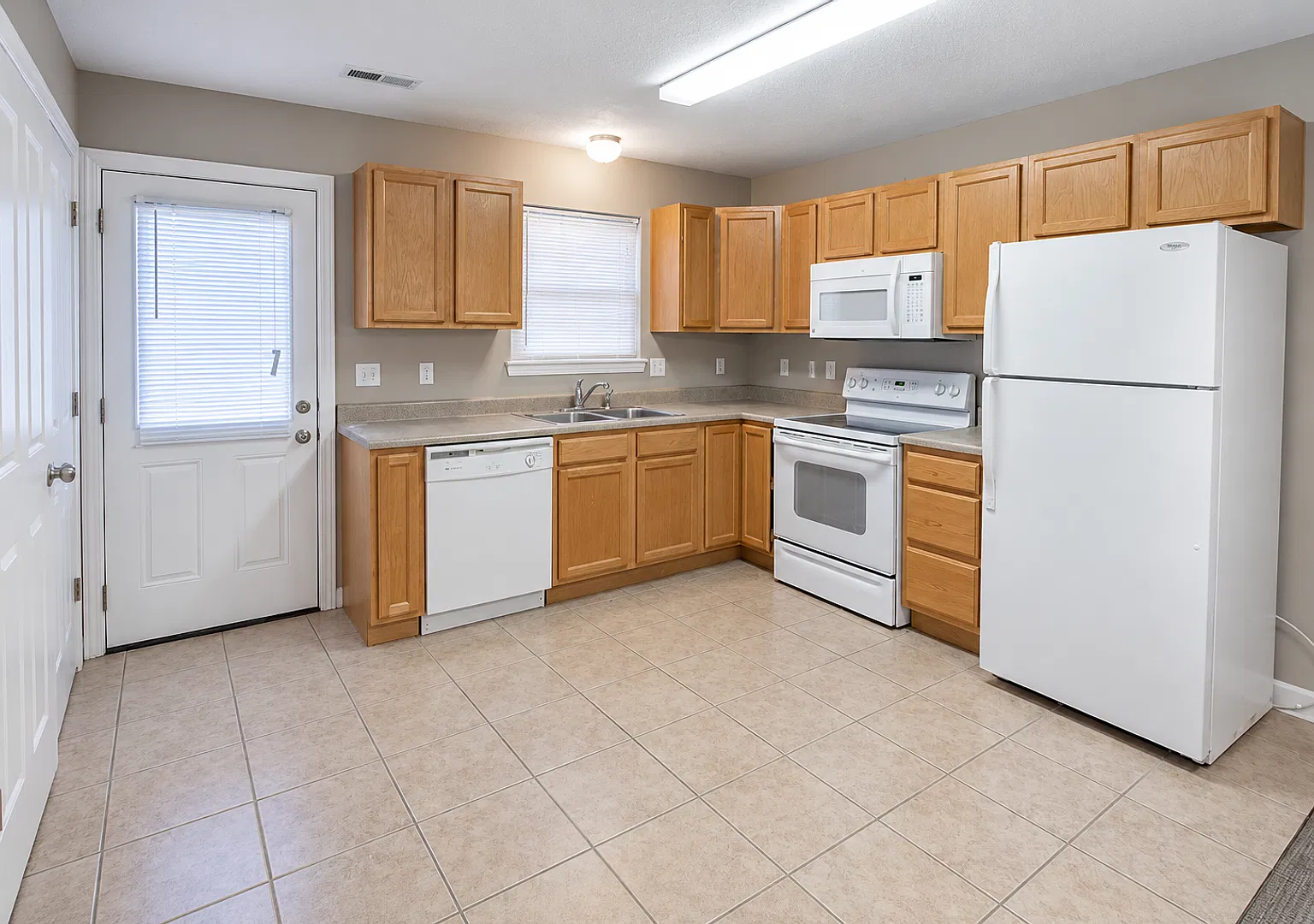 Spacious North Side Townhouse — Photo 1