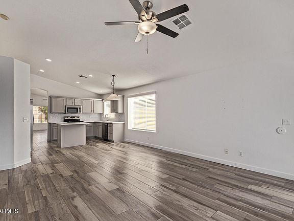 5th image of 1077 W Laurel Ave
