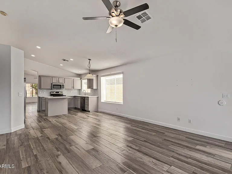 1077 W Laurel Ave — Photo 5