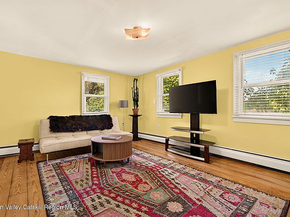 5th image of 628 Hurley Avenue