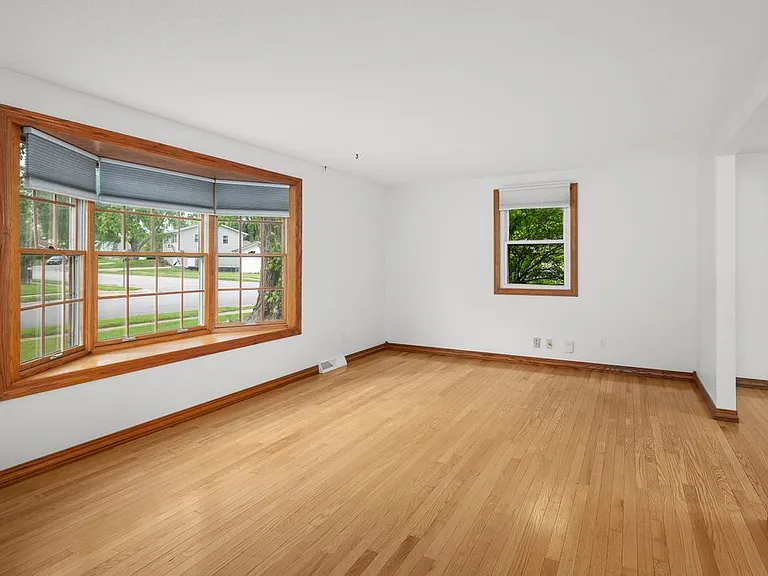 3129 Windsor Dr — Photo 5