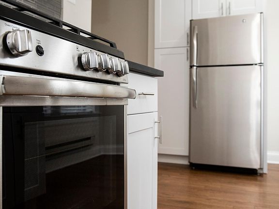 3rd image of 3815-23 N Greenview Ave #17-10E