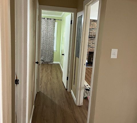 Hallway to the next bedroom