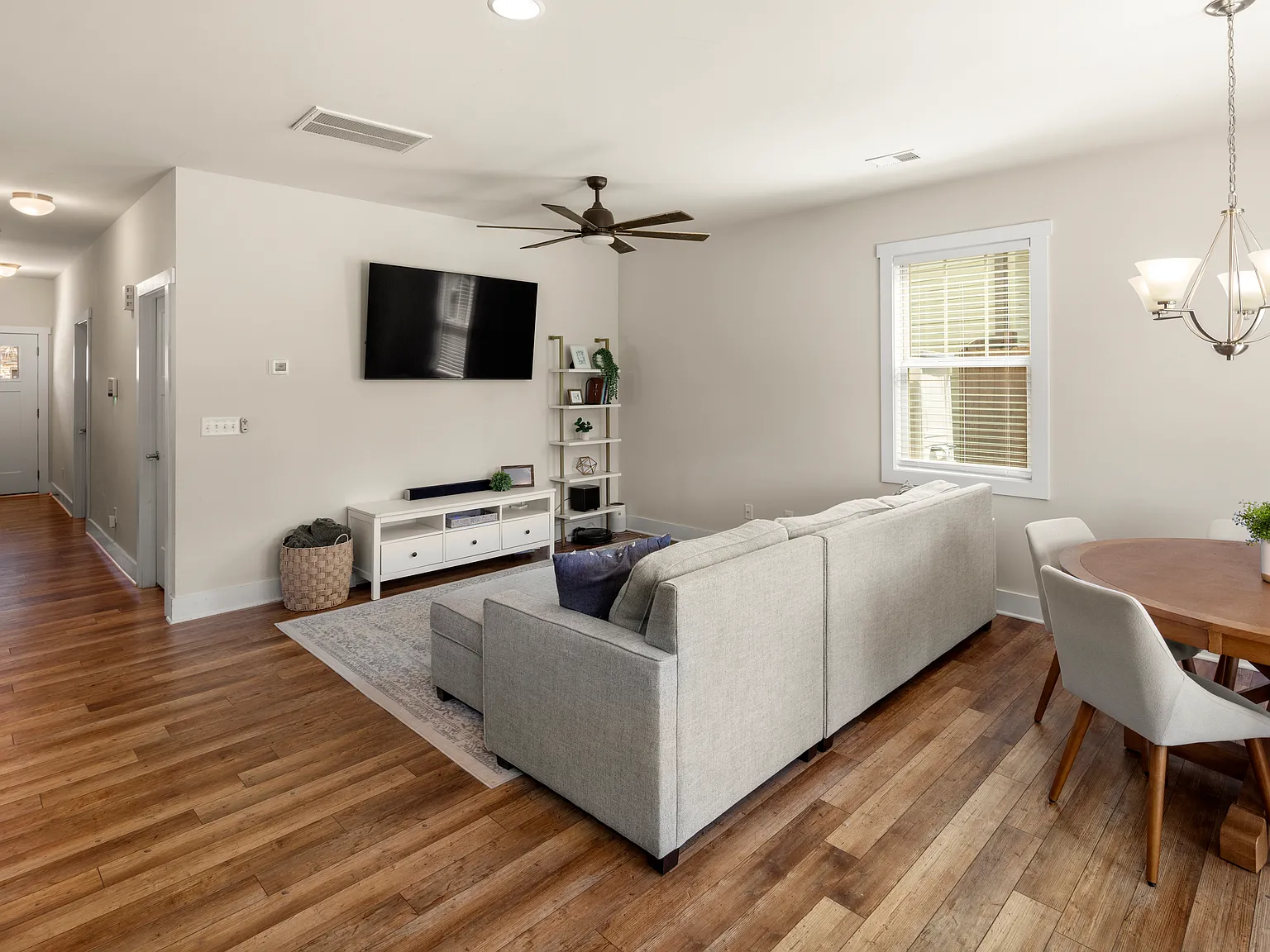 4 bed, 2.5 bath, 1784 sqft, $2,500 — Photo 3