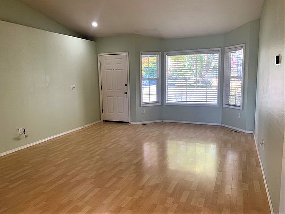 3rd image of 6902 N Prescott Ave