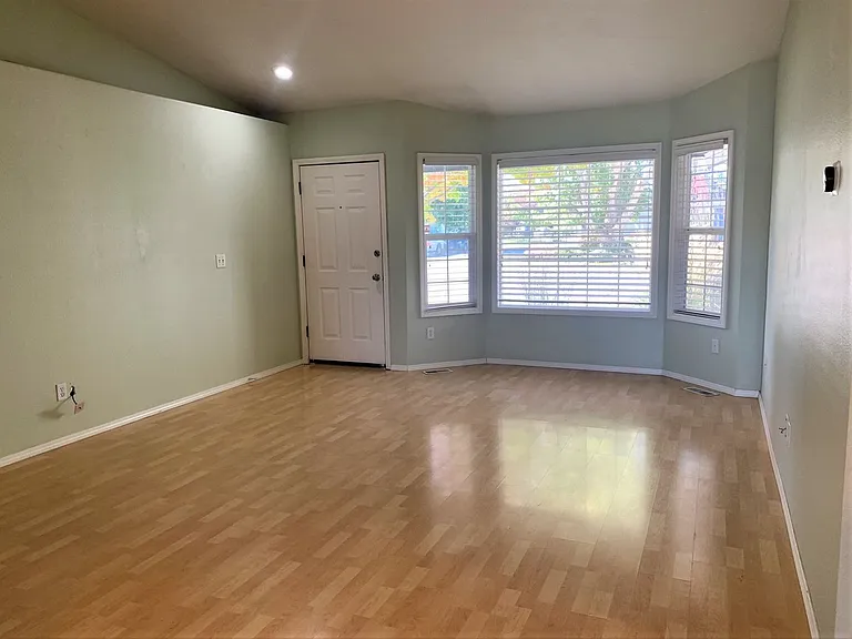 6902 N Prescott Ave — Photo 3