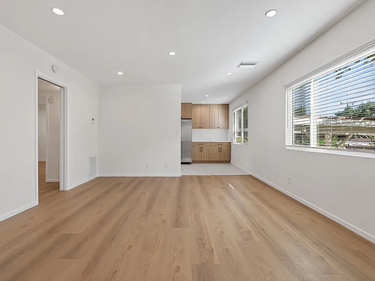 2539 Manhattan Ave — Photo 12