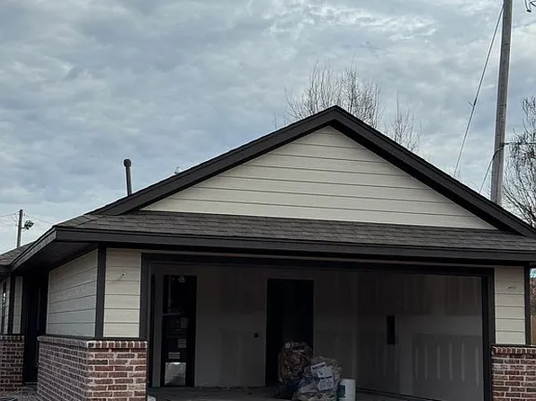 5200 N Oakwood Villas Ct, Bethany, OK 73008