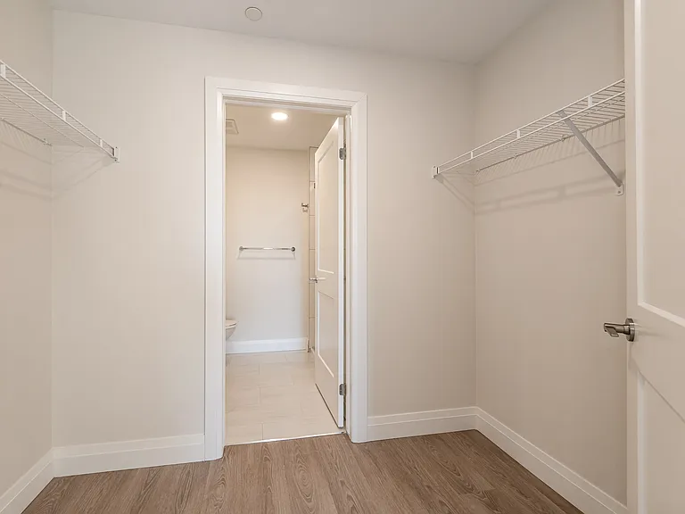 460 Columbia St W — Photo 208