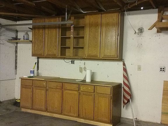 Oversized garage w/ cabinets