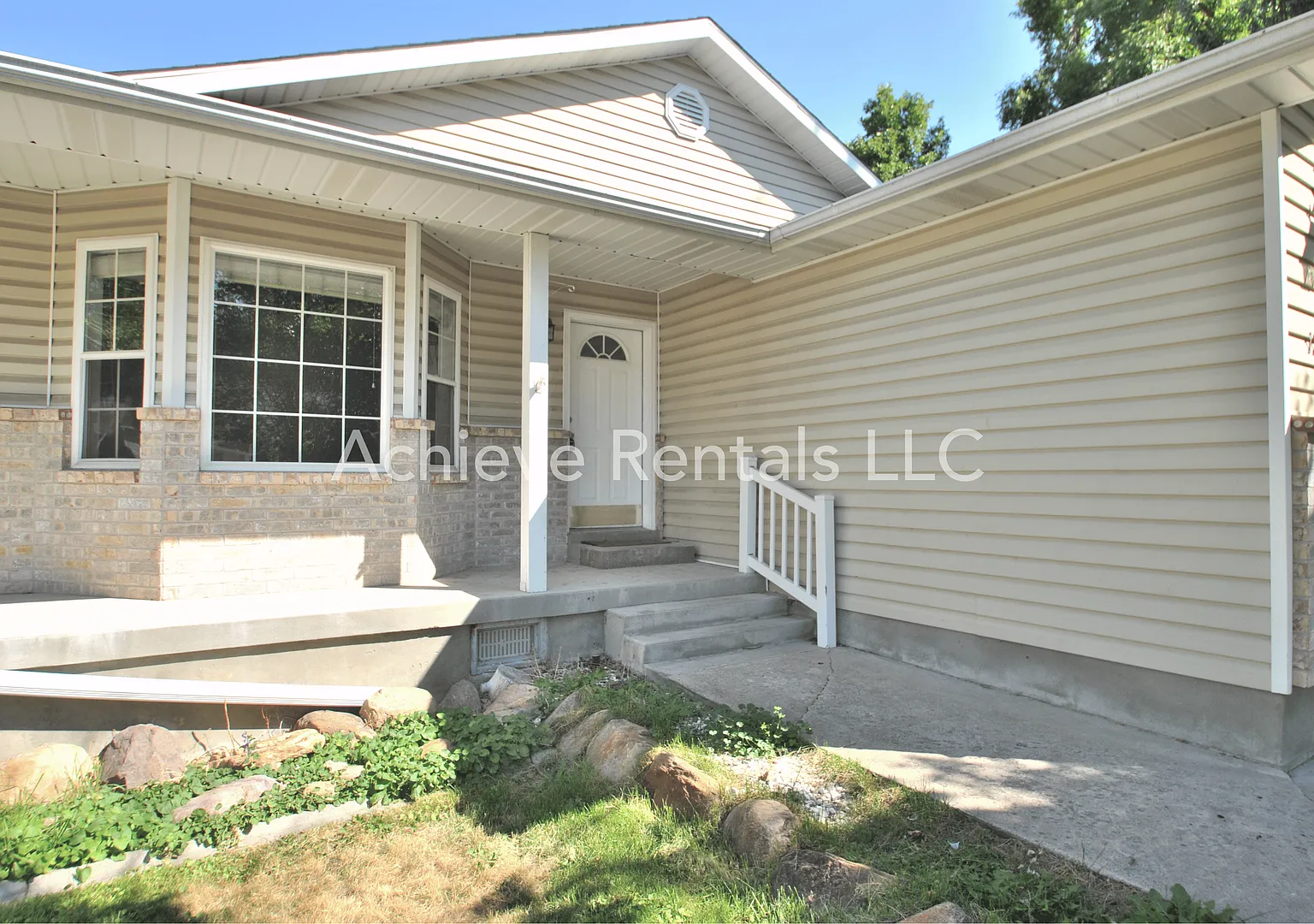 Hidden Retreat Near Wilson Elementary | Quiet Central Location — Photo 2
