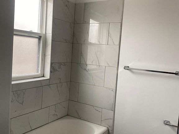 5th image of 6708 N Oxford Ave #1N