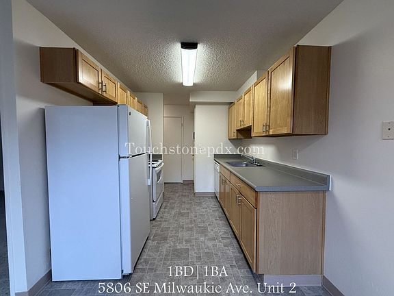 5th image of 5802 SE Milwaukie Ave APT 2