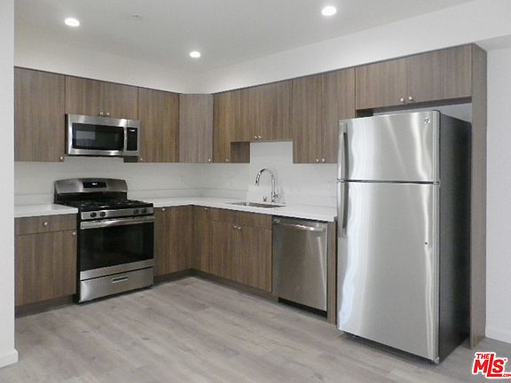 5th image of 1019 S Catalina St #417