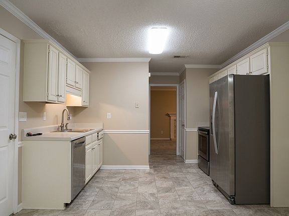 3rd image of 518 Laurel Woods Trl