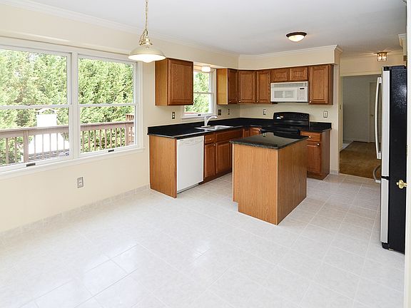 Large Eat-in Kitchen