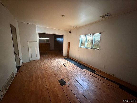 5th image of 124 Baitz Ave
