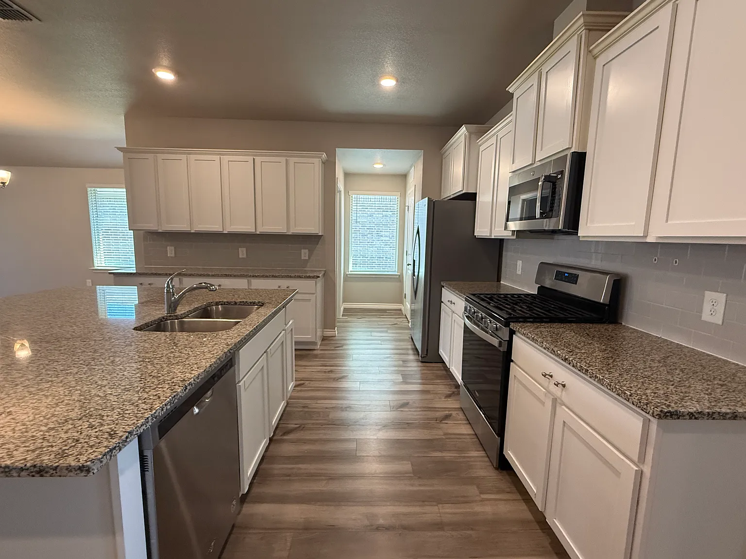 4 bed, 2127 sqft, $2,500 — Photo 4