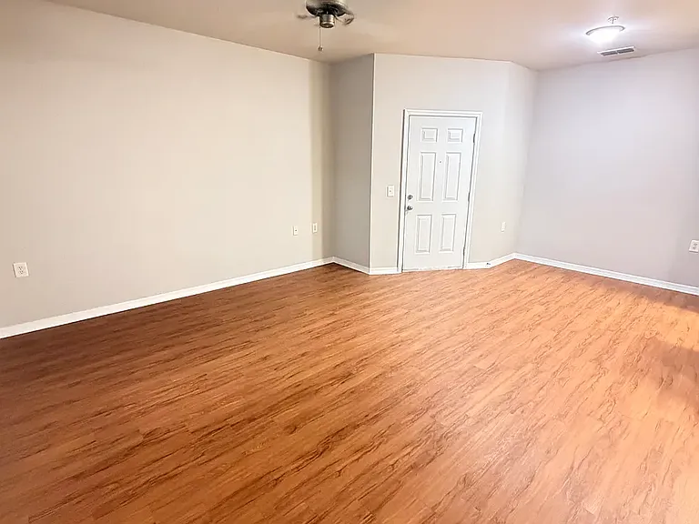 1429 Villa Capri Cir #201 — Photo 2