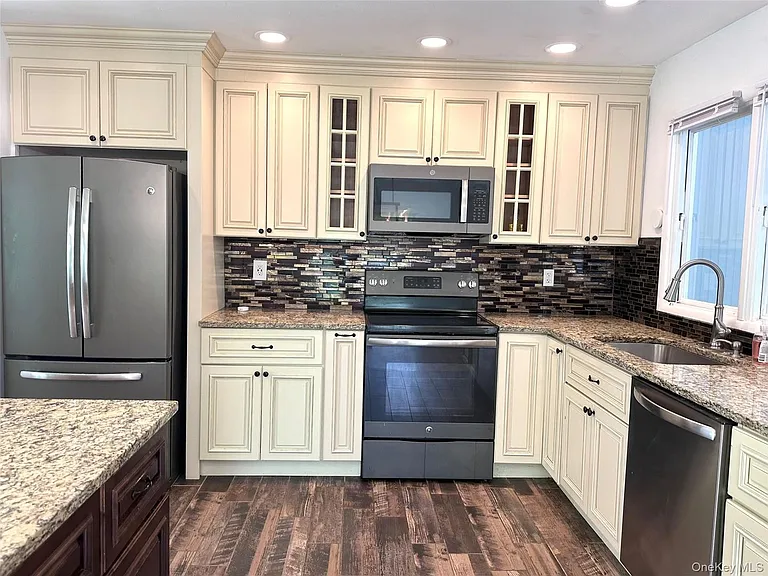 171 Roosevelt Rd — Photo 5
