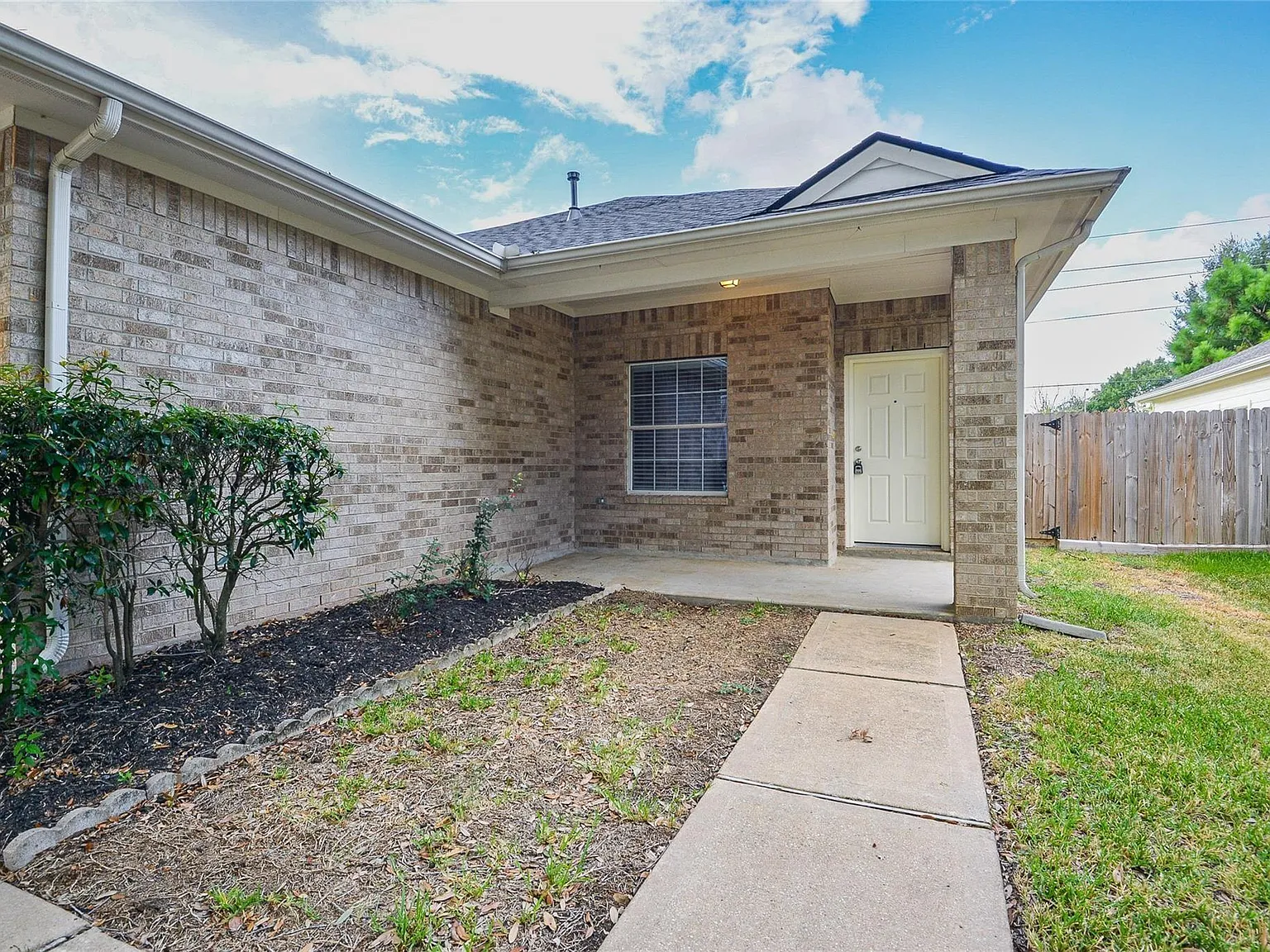 3 bed, 2.0 bath, 1490 sqft, $1,995 — Photo 3