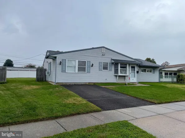 3 Lilac Ln, Levittown, PA 19054