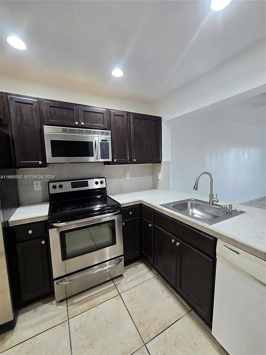 Building Photo - 911 NE 209th Ter #204-27