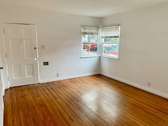 4th image of 2334 Oak St