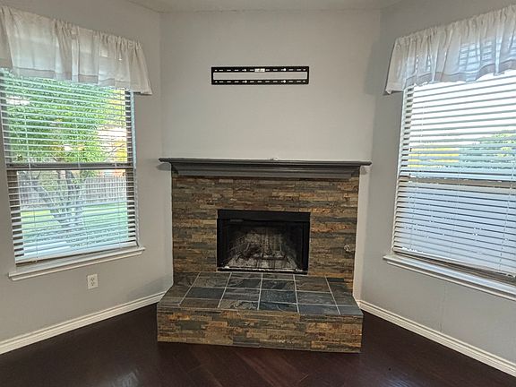 2nd image of 1000 Prairie Heights Dr