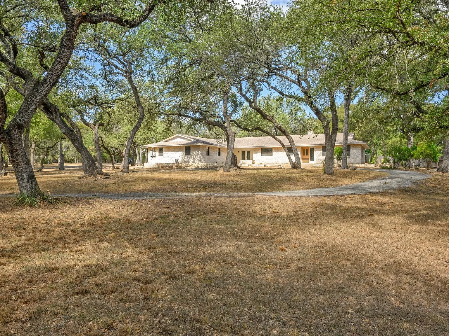 5 bed, 3.0 bath, 2907 sqft, $8,500 — Photo 4