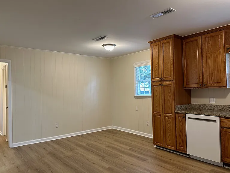 924 Chalet Dr — Photo 6